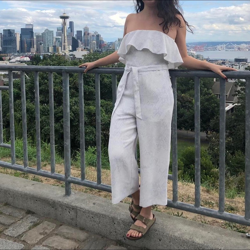 Aritzia Babaton Snakeskin Print Flutter Jumpsuit Gray and Offwhite Size 2